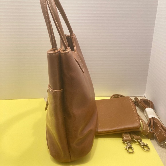 OKPTA1519426 Caramel Brown Handbag w/ Accessories. - Picture 5 of 10